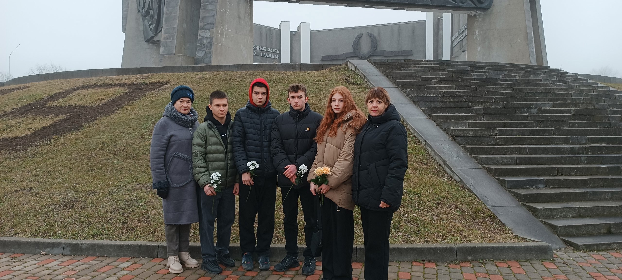 Эта память о прошлой войне Не даёт нам покоя давно….